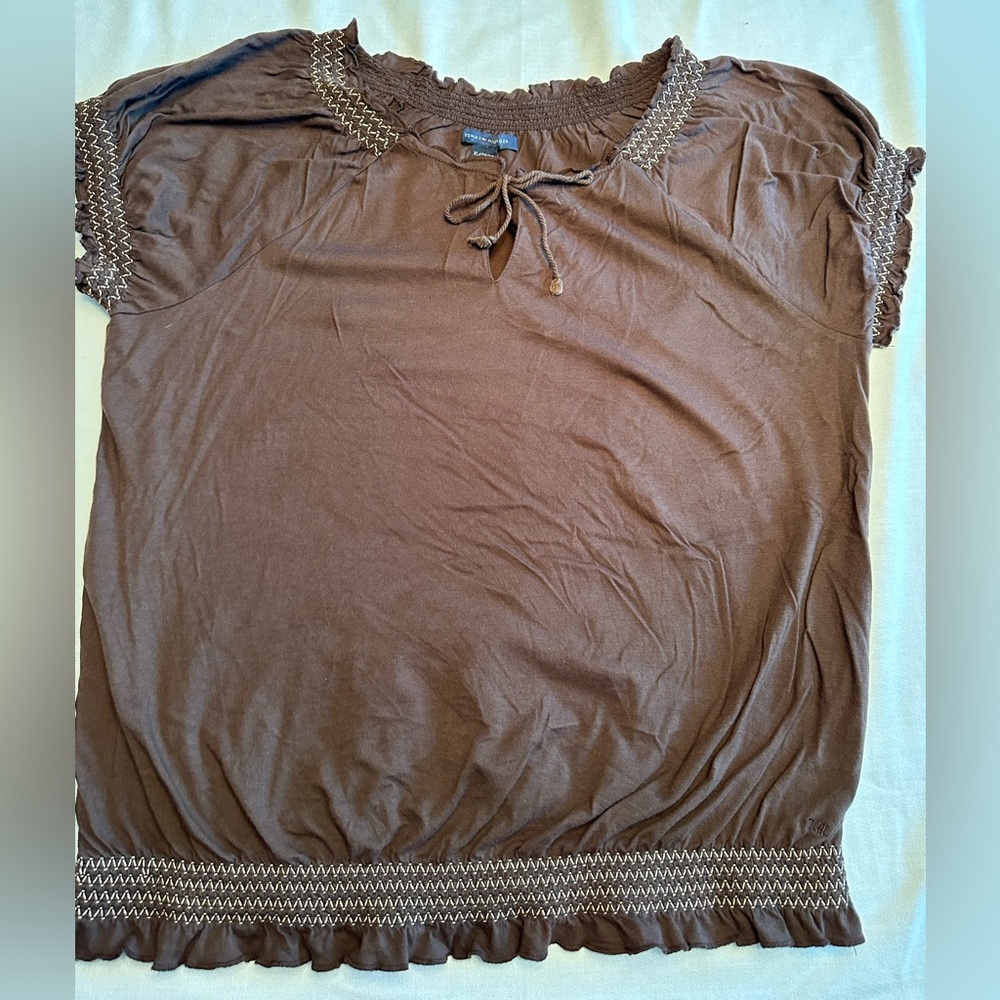 Tommy Hilfiger. Brown jersey top w/ elastic sleeves and can be worn off shoulder
